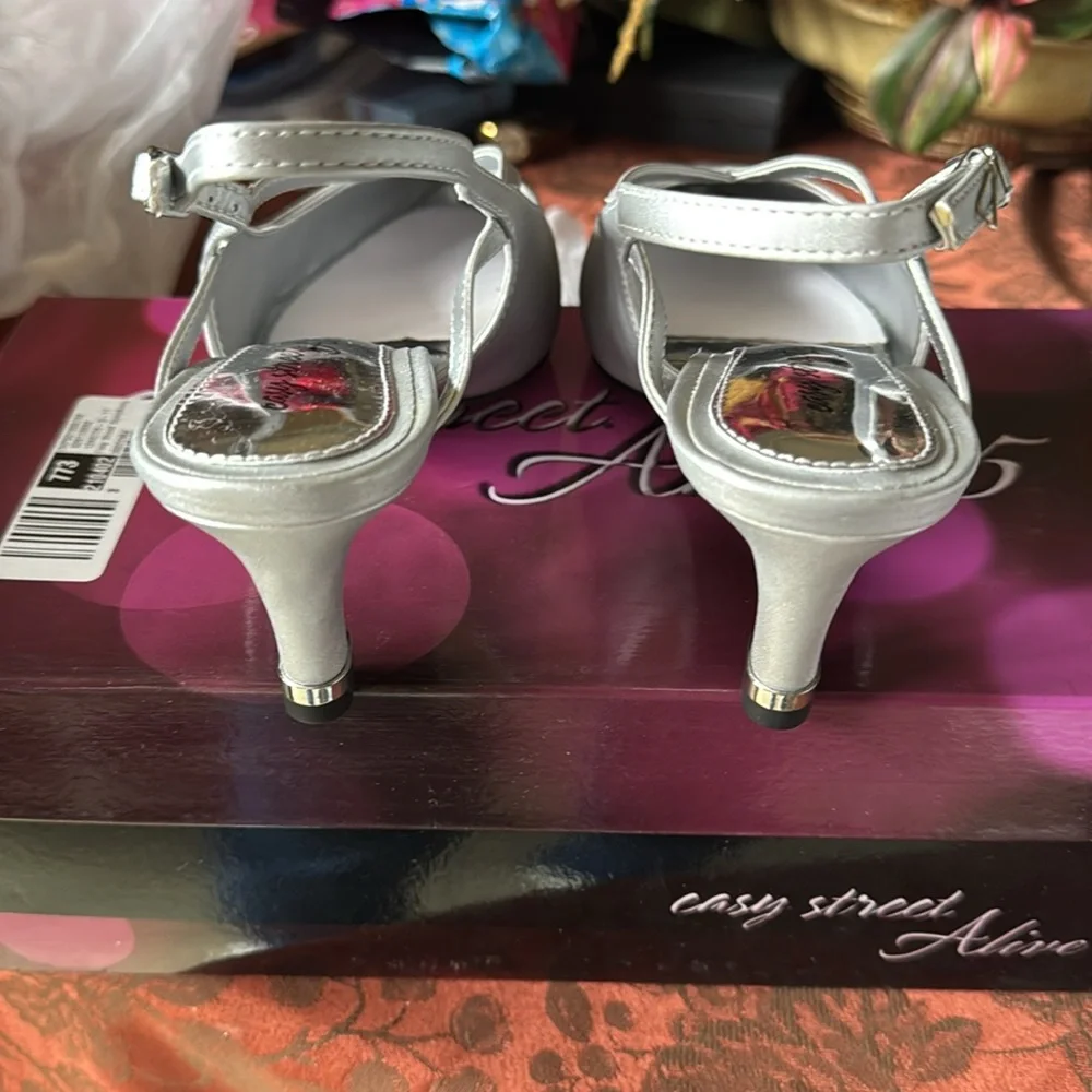 Elegant Silver Women's Slingback Shoes Never Worn Size 6W - Picture 11 of 12